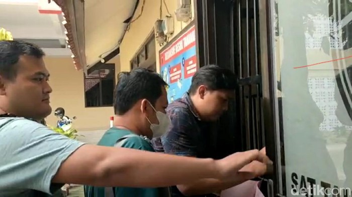 Kades nonaktif Pamedaran Brebes, Warji (tengah) dijebloskan tahanan Polres Brebes, Kamis (22/12/2022).