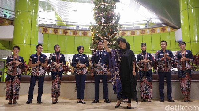 Inilah rancangan Anne Avantie untuk seragam baru petugas PT Kereta Api Indonesia [KAI]. Foto: Agung Pambudhy/Detikcom.