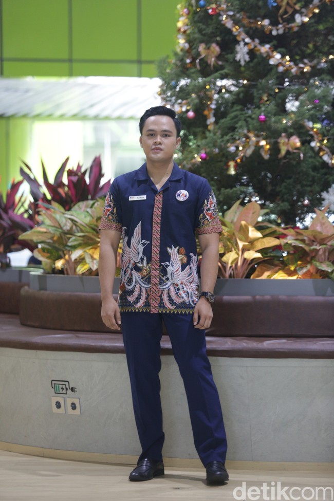 Inilah rancangan Anne Avantie untuk seragam baru petugas PT Kereta Api Indonesia [KAI]. Foto: Agung Pambudhy/ Detikcom