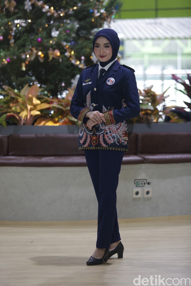Inilah rancangan Anne Avantie untuk seragam baru petugas PT Kereta Api Indonesia [KAI]. Foto: Agung Pambudhy/Detikcom.