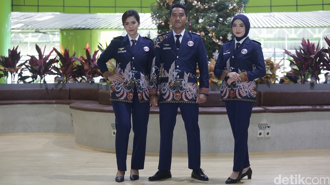 Inilah rancangan Anne Avantie untuk seragam baru petugas PT Kereta Api Indonesia [KAI].  Foto: Agung Pambudhy/Detikcom.