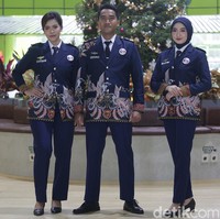 Inilah rancangan Anne Avantie untuk seragam baru petugas PT Kereta Api Indonesia [KAI].  Foto: Agung Pambudhy/Detikcom.