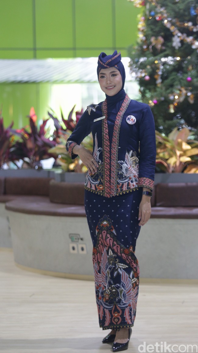 Inilah rancangan Anne Avantie untuk seragam baru petugas PT Kereta Api Indonesia [KAI]. Foto: Agung Pambudhy/Detikcom.