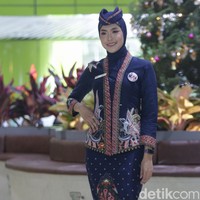 Inilah rancangan Anne Avantie untuk seragam baru petugas PT Kereta Api Indonesia [KAI]. Foto: Agung Pambudhy/Detikcom.