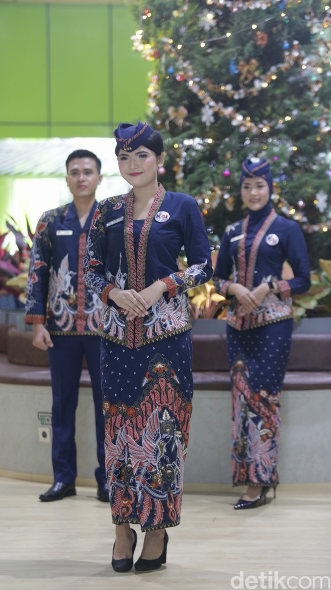 Inilah rancangan Anne Avantie untuk seragam baru petugas PT Kereta Api Indonesia [KAI].  Foto: Agung Pambudhy/Detikcom.