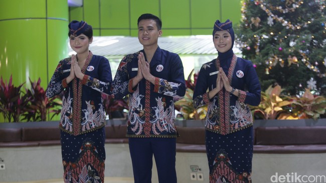 Inilah rancangan Anne Avantie untuk seragam baru petugas PT Kereta Api Indonesia [KAI]. Foto: Agung Pambudhy/Detikcom.