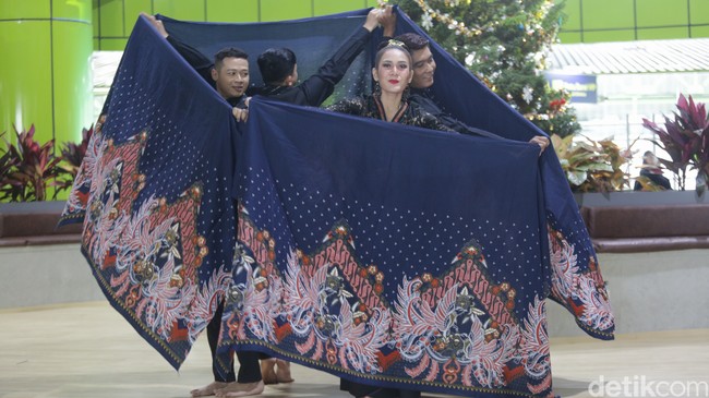 Inilah rancangan Anne Avantie untuk seragam baru petugas PT Kereta Api Indonesia [KAI]. Foto: Agung Pambudhy/Detikcom.