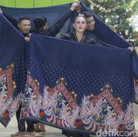 Inilah rancangan Anne Avantie untuk seragam baru petugas PT Kereta Api Indonesia [KAI]. Foto: Agung Pambudhy/Detikcom.