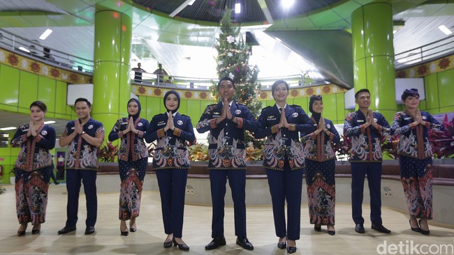 Inilah rancangan Anne Avantie untuk seragam baru petugas PT Kereta Api Indonesia [KAI]. [KAI]. Foto: Agung Pambudhy/Detikcom.