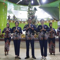 Inilah rancangan Anne Avantie untuk seragam baru petugas PT Kereta Api Indonesia [KAI]. [KAI]. Foto: Agung Pambudhy/Detikcom.