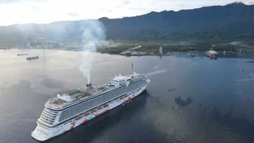Kapal Pesiar Genting Dream bersandar di Pelabuhan Celukan Bawang, Kecamatan Gerokgak, Kabupaten Buleleng, Bali, Rabu (21/12/2022).