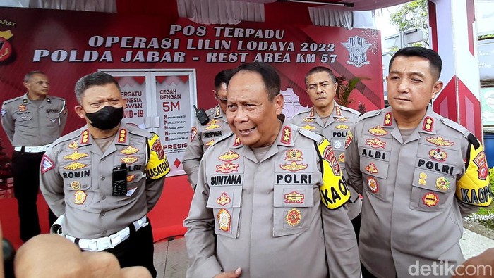 Kapolda Jawa Barat Irjen Pol Suntana saat mengecek Pospam Nataru di Rest Area Kilometer 57, Tol Jakarta-Cikampek, Kabupaten Karawang