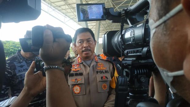 Kapolda Sulsel Irjen Nana Sudjana saat memantau apel pasukan Operasi Lilin 2022.