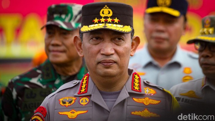 Kapolri Jenderal Pol Listyo Sigit Prabowo usai gelar pasukan dan menginspeksi Pasukan Operasi Lilin 2022 di Kawasan Monas, Jakarta, Kamis (22/12/2022).