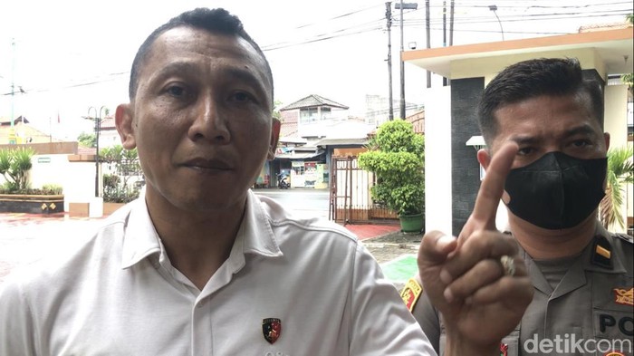 Kasat Reskrim Polres Rembang AKP Heri Dwi Utomo (baju putih) saat dikonfirmasi detikJateng, pada Kamis (22/12/2022) siang, di Pengadilan Negeri (PN) Rembang.
