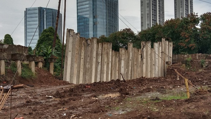 Kegiatan pemancangan turap di Kali Angke, Kembangan Utara, Jakarta Barat. (Sumber: Lurah Kembangan Utara, Rudi Hariyanto, 22 Desember 2021)