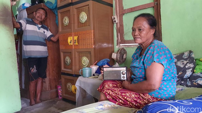 Keluarga Miskin di Mojokerto Beralih ke Radio dan Ponsel