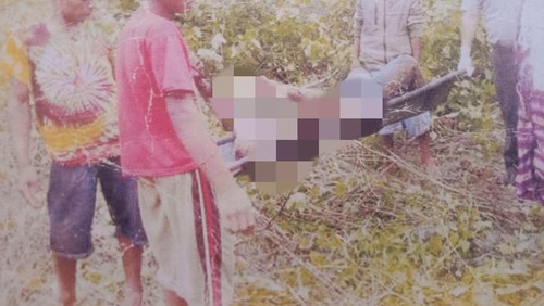 Korban Elkana Konis saat dievakuasi dari Hutan Sabaat, Kupang Tengah.
