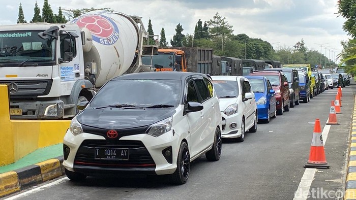 Kepadatan kendaraan mulai terjadi di pintu masuk gerbang tol Pasteur, Kota Bandung menjelang libur Natal.