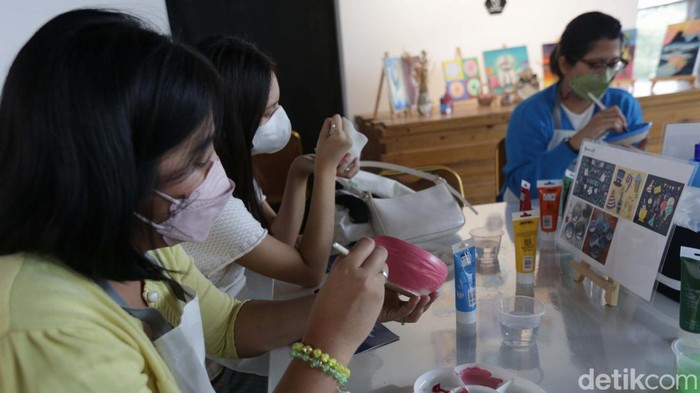 Ganara Art Studio menjadi tempat warga belajar seni. Yuk kita lihat.