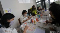 Tita Djumaryo bersama sejumlah pengunjung membuat kreasi seni lukis dan seni rupa di Ganara Art Studio ASHTA District 8, Jakarta, Kamis (22/11/2022).
