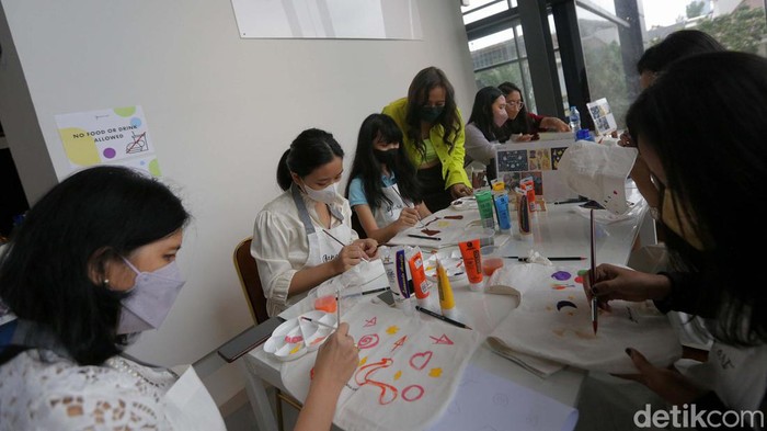 Keseruan Berkreatifitas Seni di Ganara Art Studio Ganara Art Studio menjadi tempat warga belajar seni. Yuk kita lihat.