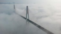 Jembatan tersebut tampak diselimuti kabut.