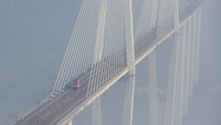 Sebuah kereta tampak melintas di jembatan tersebut.