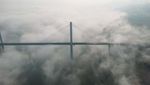 Ketutup Kabut, Jembatan Ini Kaya Dibangun di Atas Awan