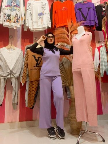 Kisah ibu tunggal tangguh, menghidupi dua anak kembarnya seorang diri dan kini mempunyai bisnis busana import di Medan.