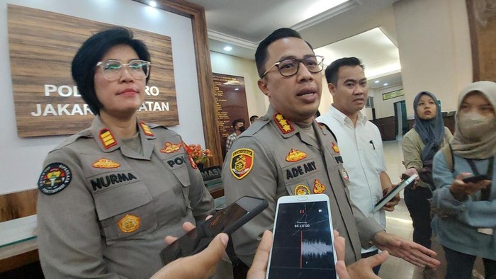 Kombes Ade (tengah)-(Rumondang-detikcom)