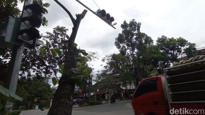 Lampu lalu lintas baru di Arcamanik, Kota Bandung.