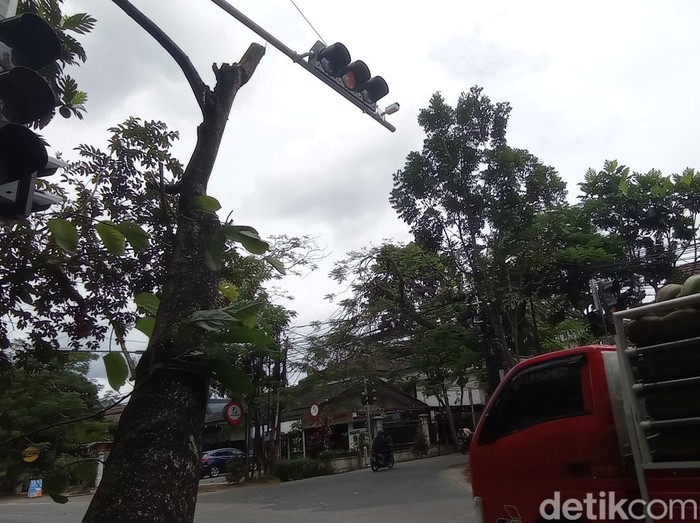 Lampu lalu lintas baru di Arcamanik, Kota Bandung.