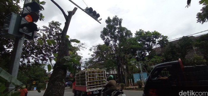 Lampu lalu lintas baru di Arcamanik, Kota Bandung.
