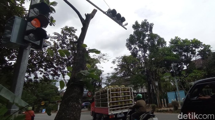 Lampu lalu lintas baru di Arcamanik, Kota Bandung.