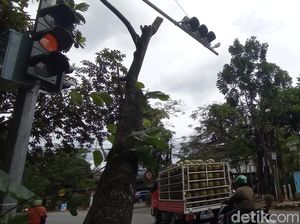 Lampu Lalin Baru di Arcamanik Bandung Disebut Bikin Tambah Macet