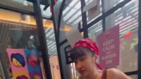 “Gue dikerjain disuruh jadi inem pelayan seksi,” sambung Lucinta, saat diajarkan cara jadi pelayan di Karen’s Diner yang terkenal suka marah-marah. Foto: Instagram