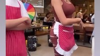 Terlalu bersemangat antar burger untuk pengunjung, Lucinta tak sengaja lempar burger pakai tenaga dalamnya, sehingga burgernya tumpah dan jatuh ke sofa. Foto: Instagram