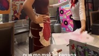 Lucinta juga sempat berbicara dan ngobrol langsung dengan beberapa pegawai di Karen’s Diner untuk meminta arahan. Foto: Instagram