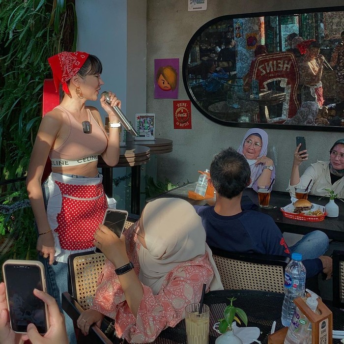 Magang Jadi Pelayan di Karen’s Diner, Lucinta Luna Lempar Burger Pakai Tenaga Dalam