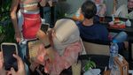 Magang Jadi Pelayan di Karens Diner, Lucinta Luna Lempar Burger Pakai Tenaga Dalam
