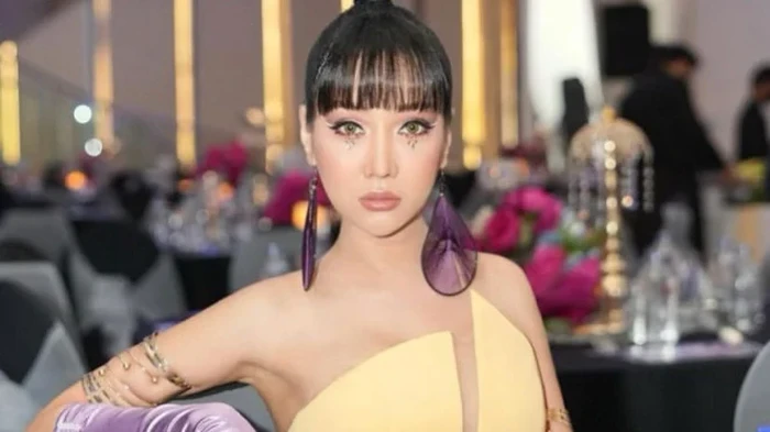 Magang Jadi Pelayan di Karen’s Diner, Lucinta Luna Lempar Burger Pakai Tenaga Dalam Magang Jadi Pelayan di Karen’s Diner, Lucinta Luna Lempar Burger Pakai Tenaga Dalam