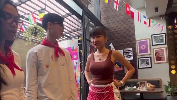 Magang Jadi Pelayan di Karens Diner, Lucinta Luna Lempar Burger Pakai Tenaga Dalam