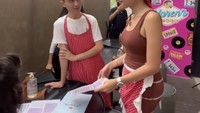 Awalnya datang sebagai pengunjung, Lucinta kaget saat diminta oleh pelayan di Karen’s Diner untuk jadi pelayan dadakan di sana. Foto: Instagram