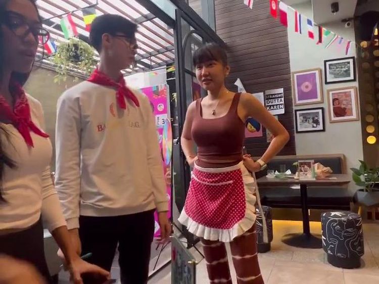 Magang Jadi Pelayan di Karens Diner, Lucinta Luna Lempar Burger Pakai Tenaga Dalam