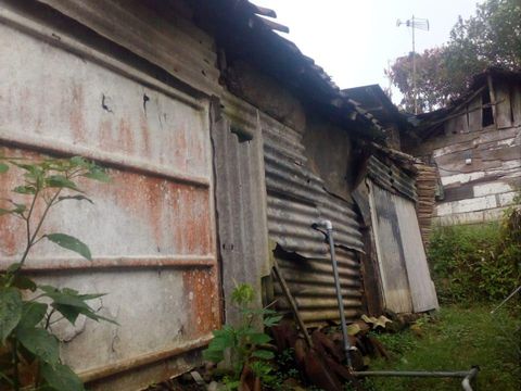 Kondisi rumah pasutri lansia, Sanidi (73) dan Manirah (63). Di masa tua, mereka masih harus mencari nafkah untuk kehidupan sehari-hari.