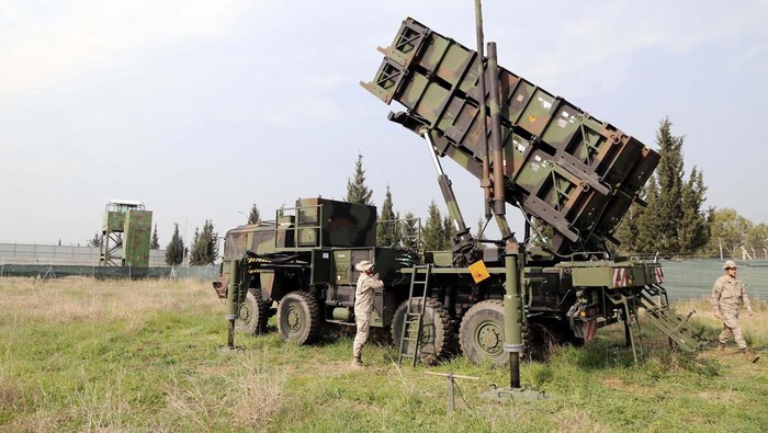 Melihat Kecanggihan Sistem Rudal Patriot AS untuk Ukraina Presiden AS Joe Biden memberikan bantuan militer untuk Ukraina. Bantuan militer itu mencakup sistem pertahanan rudal Patriot yang canggih.