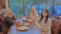 Terakhir ada keseruan Mella Rossa ayat kulineran di restoran bersama temannya. Saat itu ia memesan beberapa menu lengkap dengan minuman. Foto: Instagram @ellarose_me