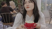 Nah, kalau yang satu ini adalah keseruan dirinya saat nongkrong di kafe kekinian. Kali ini, ia memesan matcha latte yang disajikan hangat. Foto: Instagram @ellarose_me