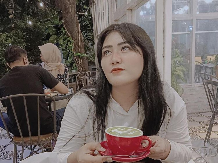 Mella Rossa, Adik Via Vallen yang Hobi Nongkrong dan Kulineran Seru
